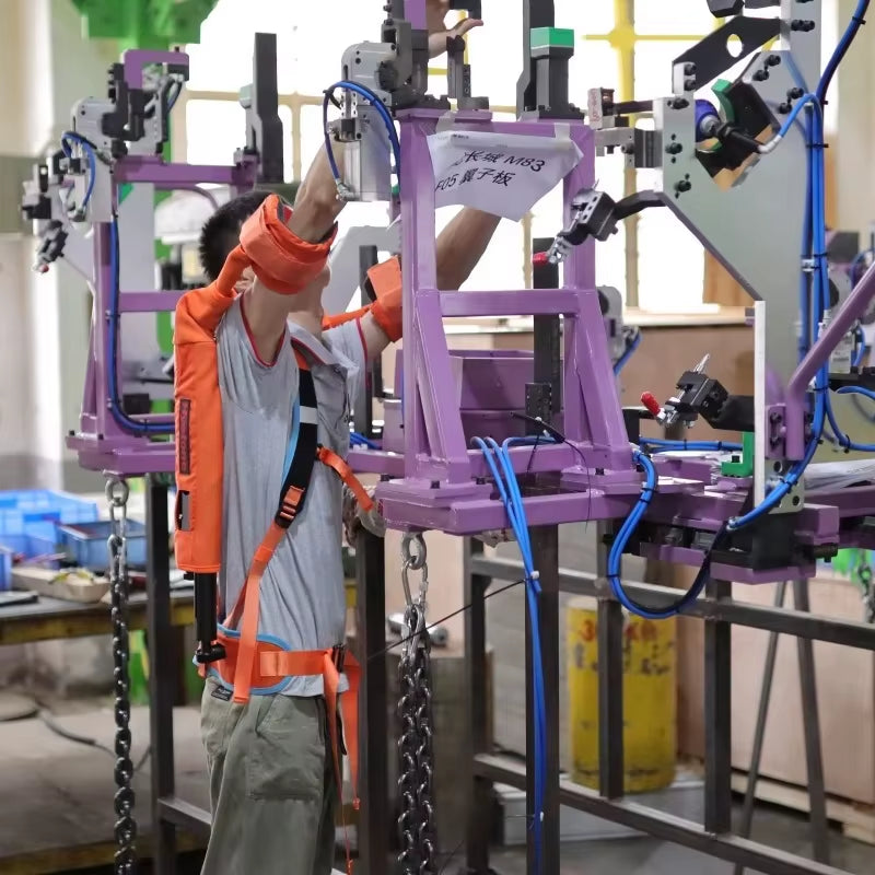 Exosquelette des membres supérieurs permettant de réduire les tensions musculaires et l’inconfort liés au port prolongé de charges avec les bras